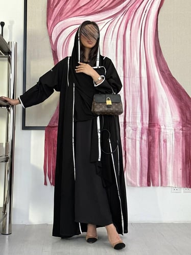 كريب نص كلوش مع قماش ابيض مطرز