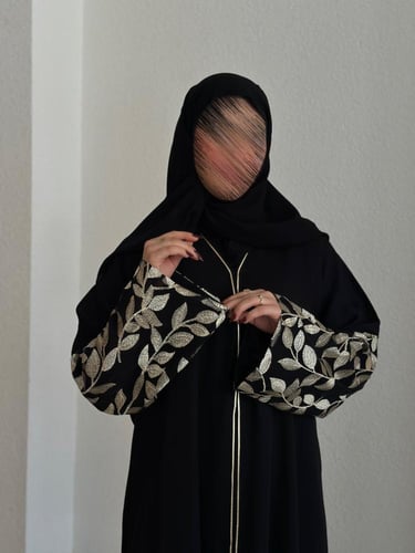 عباية مع اكمام بقماش تل بتطريز باللون الذهبي