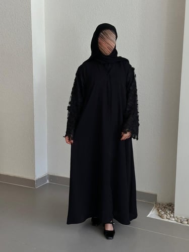 عباية مع اكمام بقماش الدانتيل مع تطريز