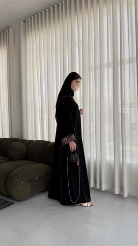 عباية أنيقة بقماش كتان بتطريز باللون الاحمر