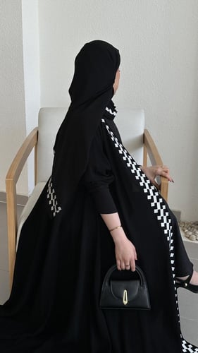 عباية ملكي مع تطريز بقصة كلوش كامل