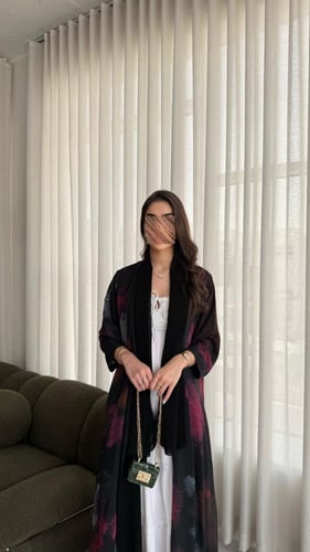 عباية دبل فيس لون أسود مع وجة مموج بعدة ألوان