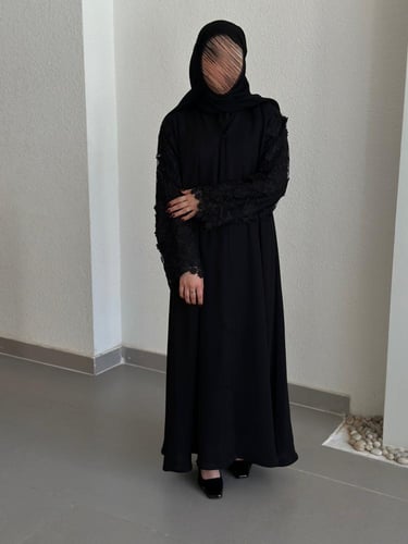 عباية مع اكمام بقماش الدانتيل مع تطريز