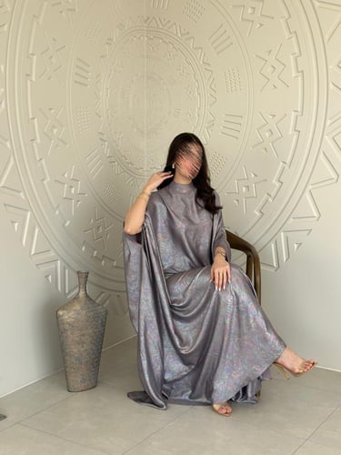 جلابية بتصميم كيب بقماش حرير موف لامع