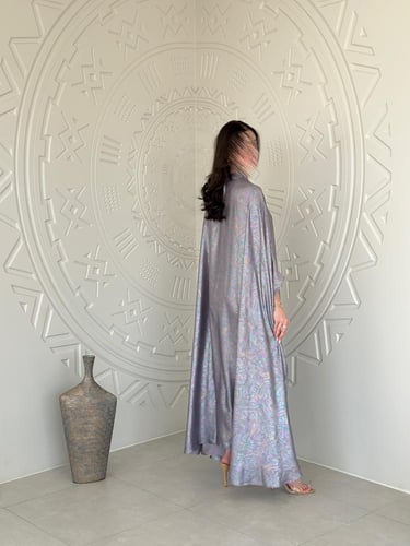 جلابية بتصميم كيب بقماش حرير موف لامع