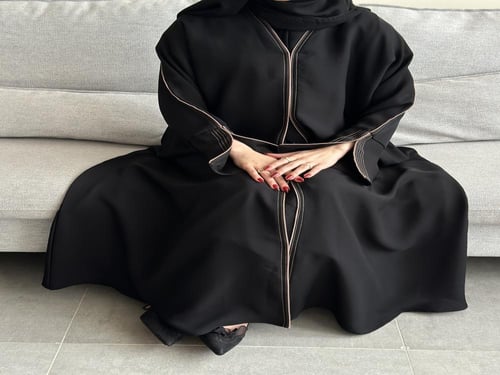 عباية عملية مع تطريز باللون البيج