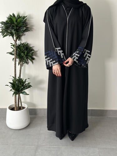 عباية مع تطريز انيق على الاكمام