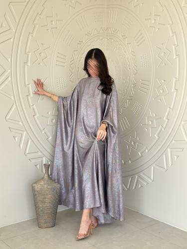 جلابية بتصميم كيب بقماش حرير موف لامع