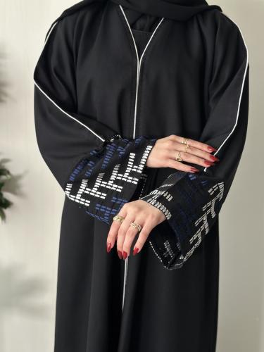 عباية مع تطريز انيق على الاكمام