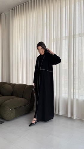 عباية عملية مع كلفة ابيض