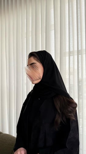 عباية عملية مع قماش كريب تركي مطرز على الصدر والاك...