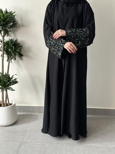 عباية أنيقة مع تطريز ورود على الاكمام