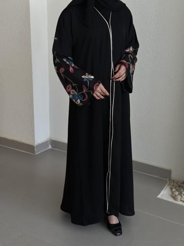 عباية مع اكمام بقماش تل بتطريز ورود