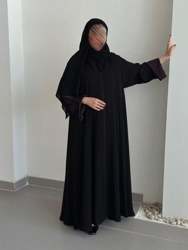 عباية يومية مع اكمام مبطنة وتطريز باللون البنفسجي...