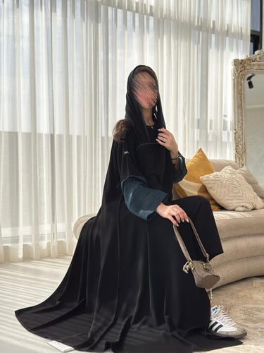 عباية ملكي مع اكمام بقماش هندي مطرز