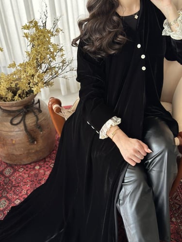 عباية مخمل مع دانتيل ابيض