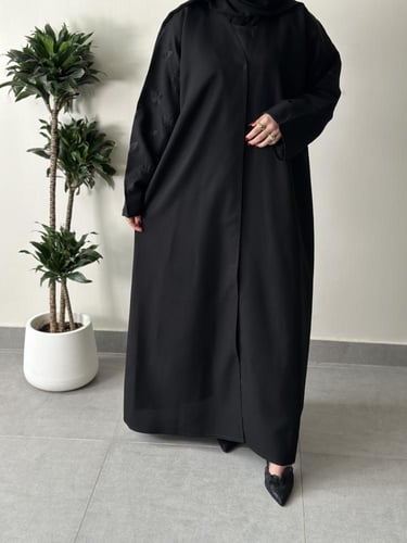 عباية عملية مع تطريز باللون الاسود على كامل الاكما...