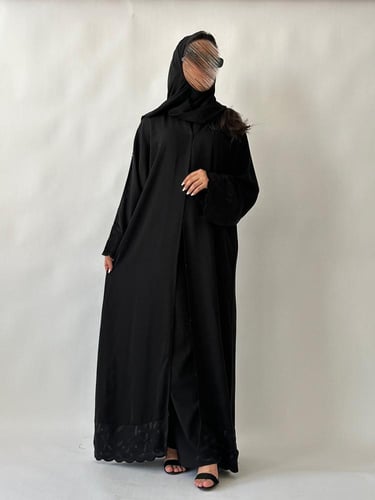 عباية يومية مع أطراف مطرزة