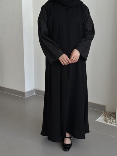 عباية بقصة ربع كلوش مع قماش هندي مطرز