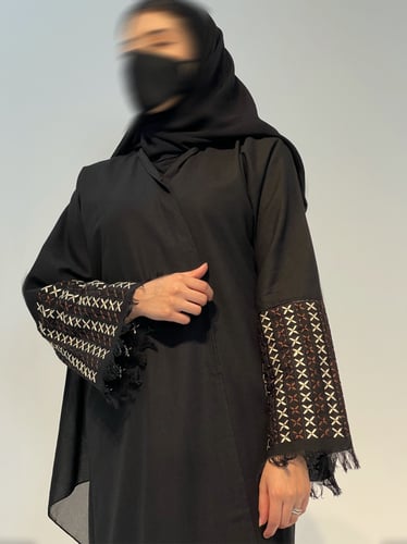 عباية مطرزه بني