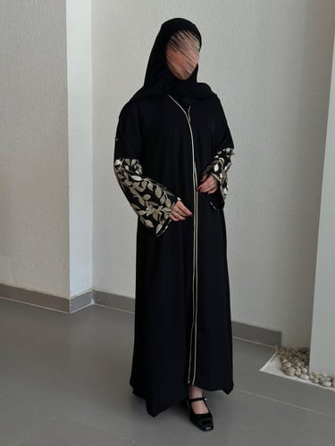 عباية مع اكمام بقماش تل بتطريز باللون الذهبي