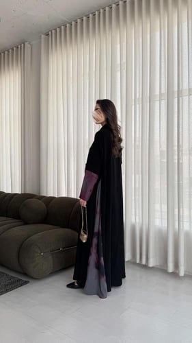 عباية ملكي بتدخيلات شيفون مموج الاجناب والاكمام