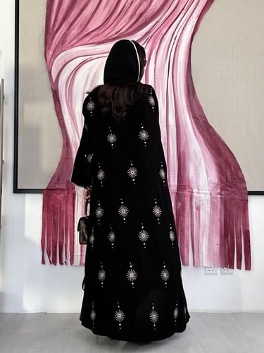 عباية ملكي مطرز بلون بيج