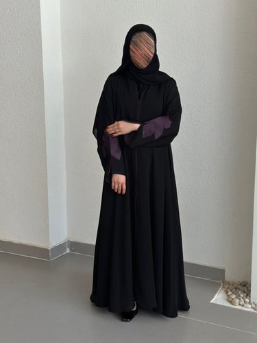 عباية يومية مع اكمام مبطنة وتطريز باللون البنفسجي...