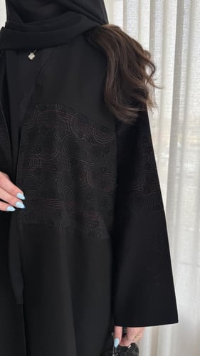 عباية عملية مع قماش كريب تركي مطرز على الصدر والاك...