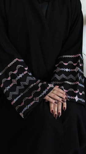 عباية عملية مع تطريز باللون الوردي على الاكمام