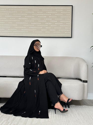 عباية بقصات مطرزة