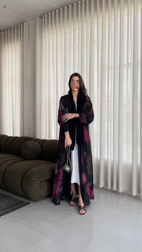 عباية دبل فيس لون أسود مع وجة مموج بعدة ألوان