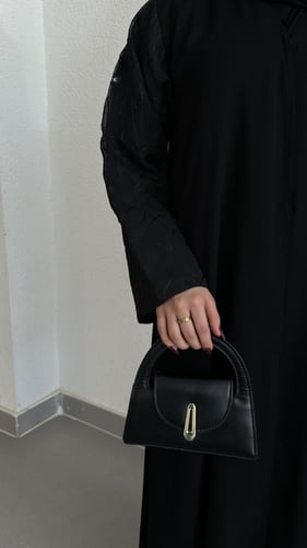 عباية مع اكمام بقماش التل المطرز