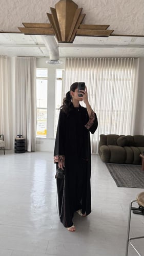 عباية أنيقة بقماش كتان بتطريز باللون الاحمر