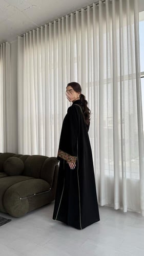 عباية أنيقة بقماش كتان بتطريز باللون الاخضر