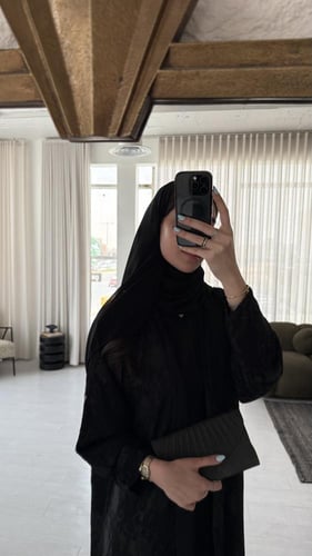 عباية عملية مع قماش كريب تركي مطرز على الصدر والاك...