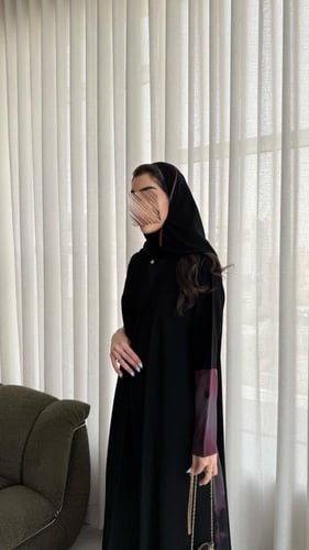 عباية ملكي بتدخيلات شيفون مموج الاجناب والاكمام