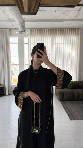 عباية أنيقة بقماش كتان بتطريز باللون الاخضر