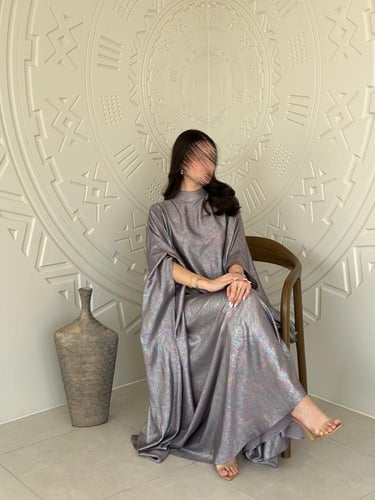 جلابية بتصميم كيب بقماش حرير موف لامع