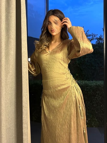 فستان كلاسيكي ذهبي
