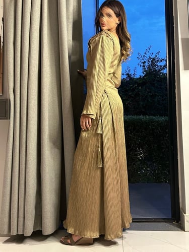 فستان كلاسيكي ذهبي