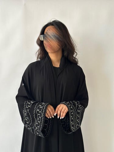 عباية عملية بتطريز على الاطراف