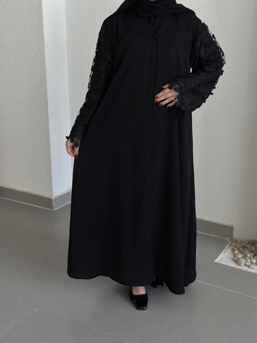 عباية مع اكمام بقماش الدانتيل مع تطريز