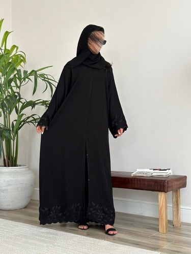 عباية يومية مع أطراف مطرزة