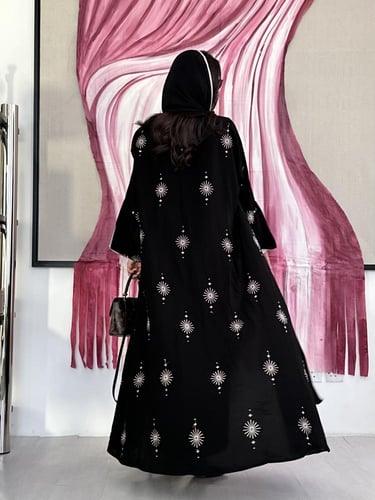 عباية ملكي مطرز بلون بيج