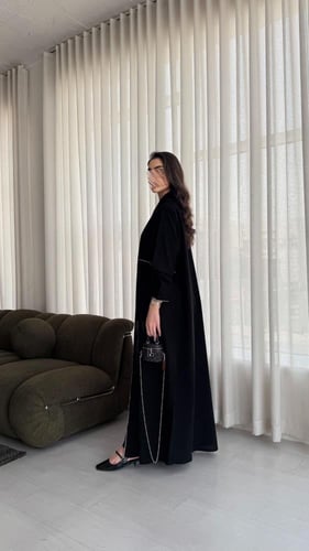 عباية عملية مع كلفة ابيض