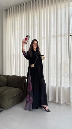 عباية ملكي بتدخيلات شيفون مموج الاجناب والاكمام