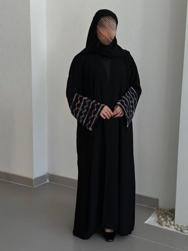 عباية عملية مع تطريز باللون الوردي على الاكمام