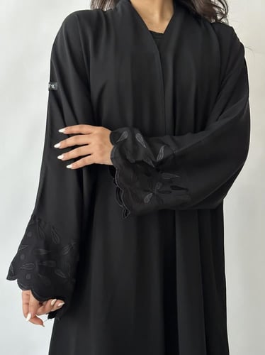 عباية يومية مع أطراف مطرزة