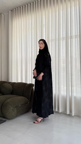 عباية عملية مع قماش كريب تركي مطرز على الصدر والاك...